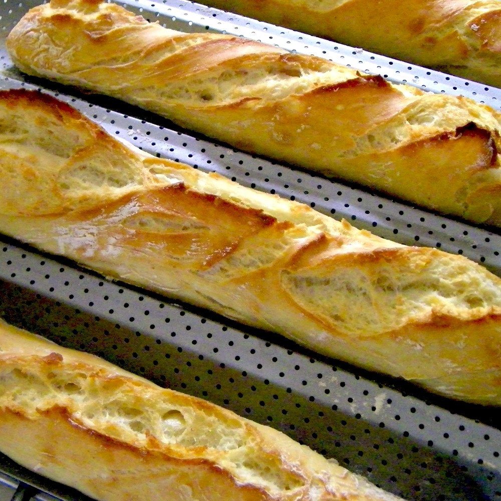Plaque de cuisson moule pour 4 baguettes - Anti-adhésif - Plaque à pain  perforée - Réversible pour biscuits et tuiles aux amandes !!!! : :  Cuisine et Maison