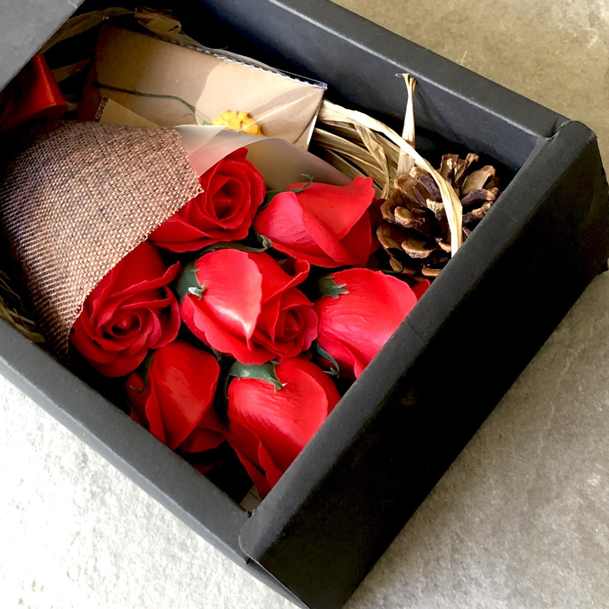 Coffret bouquet anniversaire composé de fleurs de savon rose