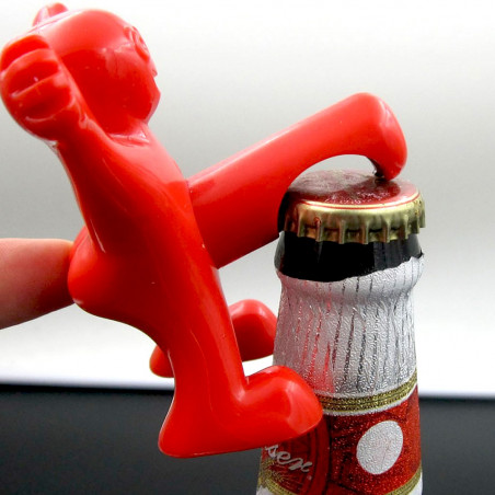 Décapsuleur homme heureux