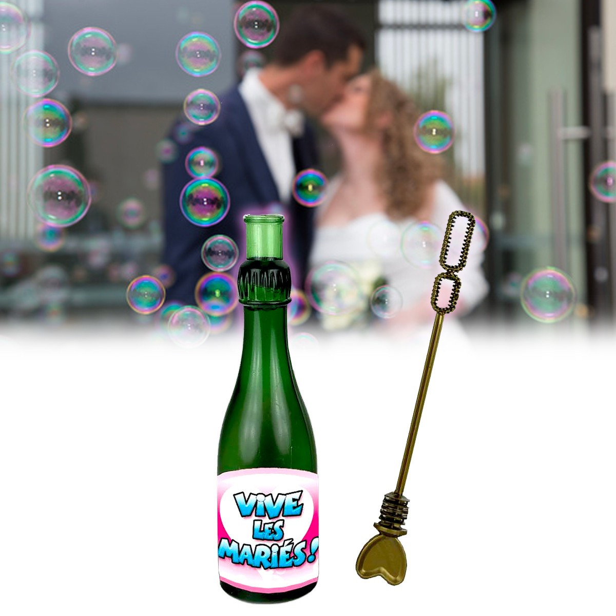 Sortie d'église des mariés avec des bulles de savon