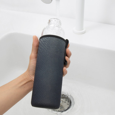 Bouteille en verre avec housse serpent