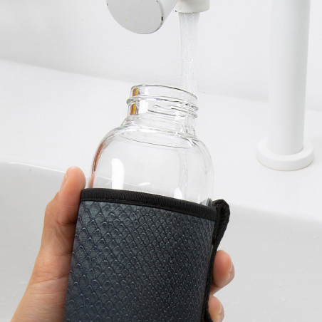 Bouteille en verre avec housse serpent