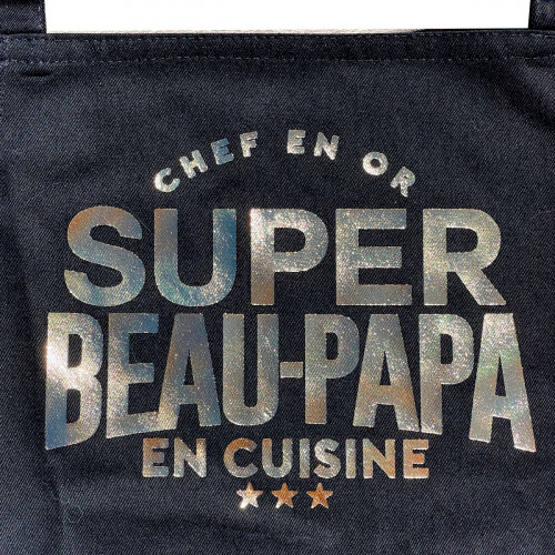 Tablier Super Beau-Papa en cuisine