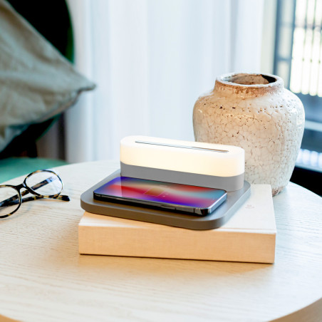 Station de charge illuminée avec veilleuse de chevet amovible.