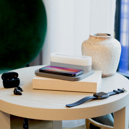 Station de charge illuminée avec veilleuse de chevet amovible.