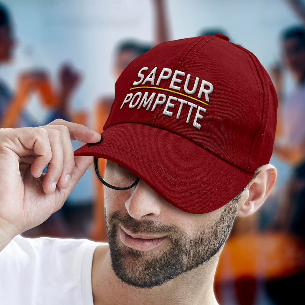 Casquette humoristique 'Sapeur Pompette' en rouge foncé - Produit disponible sur MyCrazyStuff.com