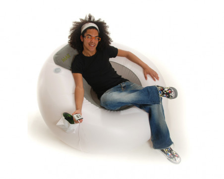Photo Maxlounge Bossa, le pouf gonflable multimédia.