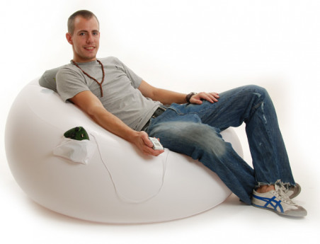 Maxlounge Bossa, le pouf gonflable multimédia.