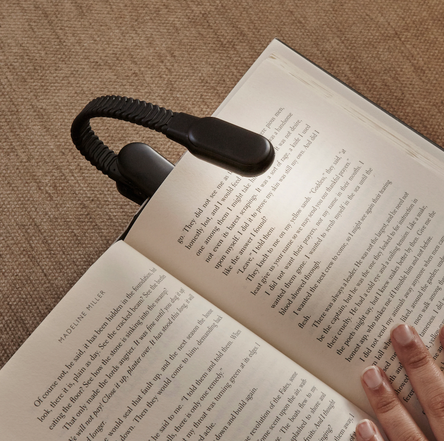 lampe de lecture clivable et rechargeable - kikkerland mycrazystuff.com