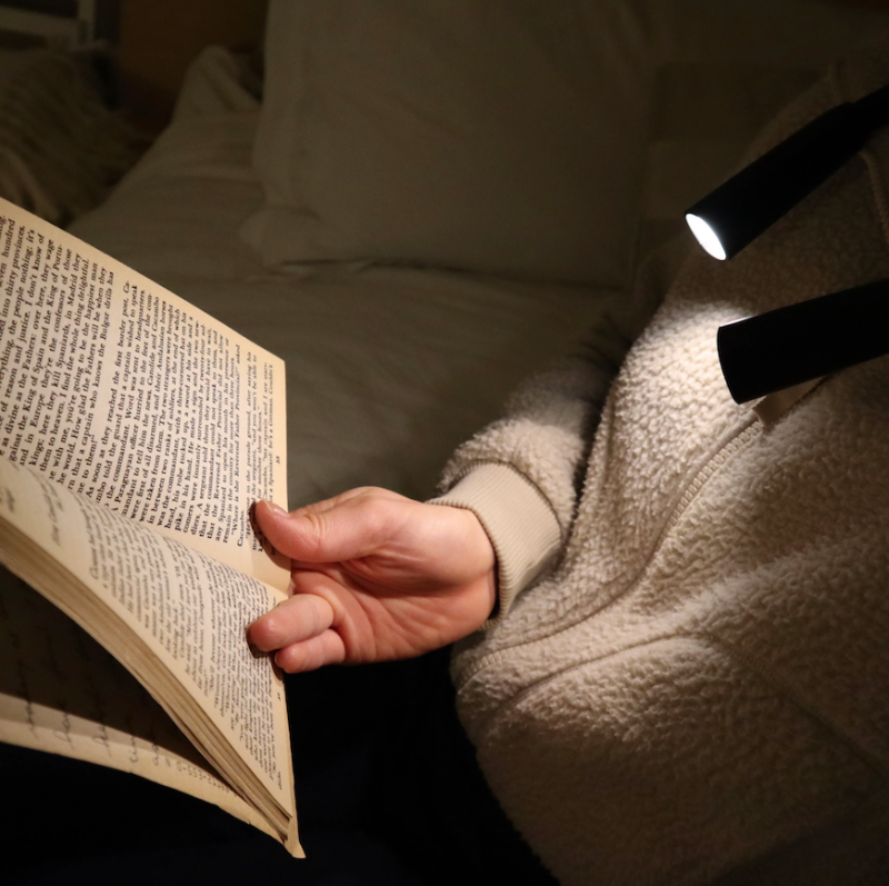 lampe de lecture mains libres flexible kikkerland mycrazystuff.com