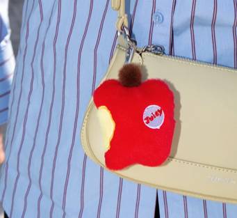 Eat My Socks – Apple Bag Charm – Porte-clés Pomme en Peluche