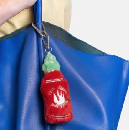 Eat My Socks – Sriracha Bag Charm – Porte-clés Sauce Piquante en Peluche