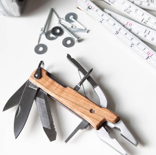 Pince multifonction en bois 7 en 1 – Multi-outil Kikkerland