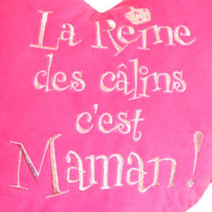 Photo Coussin brodé "La reine des calins c'est Maman !"