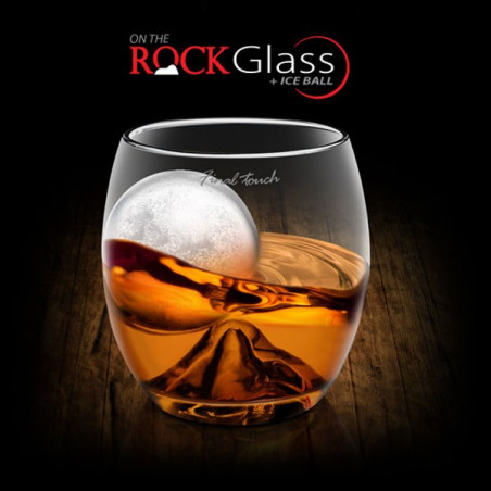 Verre à whisky et sa boule de glace On the rock
